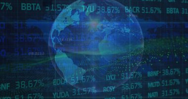 Mercek parlaklığı, ticaret tahtası, harita ve soyut arkaplan üzerinde dönen dünya görüntüsü. Dijital olarak üretilmiş, hologram, küreselleşme, borsa, yatırım, finans ve teknoloji kavramı.