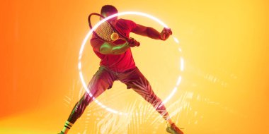 Aydınlatılmış çember ve Afrikalı Amerikalı erkek tenisçinin raketle topa vurması üzerine bitkiler. Boşluğu kopyala, kompozit, spor, rekabet, şekil, doğa, sarı, oyun, eşleşme ve soyut kavram.