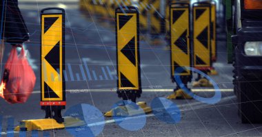 Bilgisayar ve şehir caddelerini kullanan adamın istatistik ve veri işleme görüntüsü. Küresel işletme finans borsası ve teknoloji konsepti dijital olarak üretilen imaj.