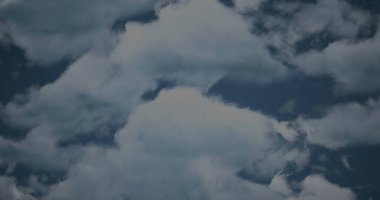 Mavi gökyüzündeki bulutlara karşı kırılmış dolar sembolü üzerinde finansal veri işleme. küresel finans ve ekonomi kavramı