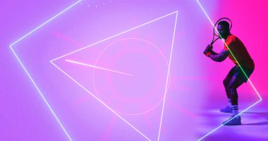 Afrikalı Amerikalı tenisçinin elinde raket tutarken yandan görünüşü birden fazla geometrik şekille aydınlandı. Boşluğu kopyala, kompozit, spor, rekabet, oyun, eşleşme, şekil ve soyut kavram.