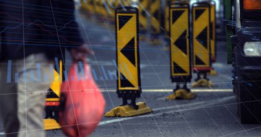 Bilgisayar ve şehir caddelerini kullanan adamın istatistik ve veri işleme görüntüsü. Küresel işletme finans borsası ve teknoloji konsepti dijital olarak üretilen imaj.