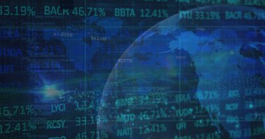 Mercek parlaklığı, ticaret tahtası, harita ve soyut arkaplan üzerinde dönen dünya görüntüsü. Dijital olarak üretilmiş, hologram, küreselleşme, borsa, yatırım, finans ve teknoloji kavramı.