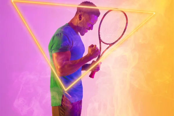 Afro Amerikan Erkek Tenisçi Işıklı Üçgenle Raket Sallayarak Yumruk Sallıyor — Stok fotoğraf