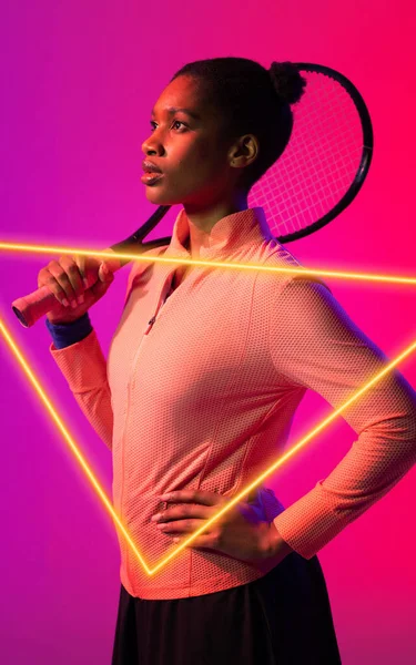 Afrikansk Amerikansk Kvinnlig Tennisspelare Med Hand Höft Hålla Racket Belyst — Stockfoto