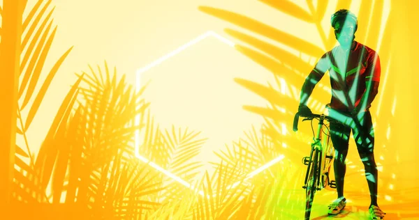 Φωτισμένο Εξάγωνο Και Φυτά Πάνω Από Αφροαμερικανός Αθλητής Στέκεται Ποδήλατο — Φωτογραφία Αρχείου