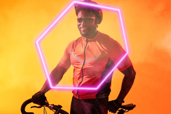 Χαμογελώντας Αφροαμερικανός Αθλητής Που Φοράει Κράνος Και Γυαλιά Ποδήλατο Από — Φωτογραφία Αρχείου