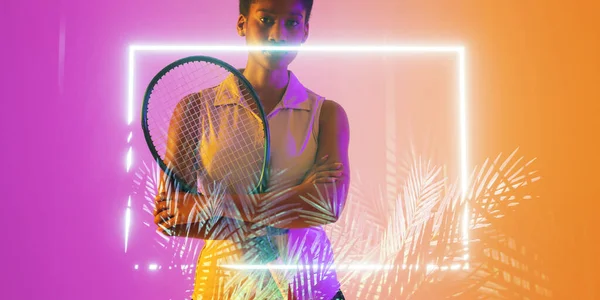 Giocatrice Tennis Afroamericana Che Tiene Racchetta Rettangolo Illuminato Piante Copia — Foto Stock
