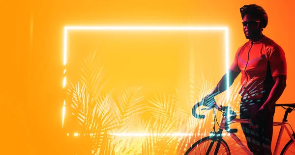 Αφροαμερικάνος Αθλητής Ποδήλατο Στέκεται Δίπλα Φωτισμένο Ορθογώνιο Και Φυτά Αντιγραφή — Φωτογραφία Αρχείου