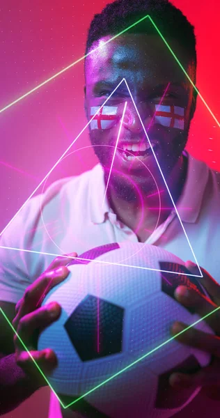 Αφροαμερικάνος Ποδοσφαιριστής Αγγλική Σημαία Face Paint Holding Ball Geometric Shapes — Φωτογραφία Αρχείου