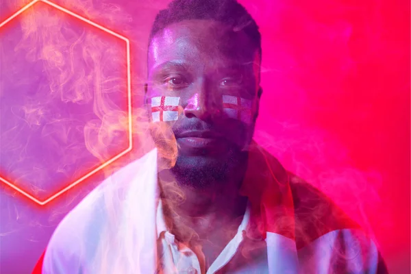 イギリスの旗を持つアフリカ系アメリカ人男性のファンを確信し 六角形の照明で顔のペイント コピースペース 複合体 スポーツ サッカー サポート 一致し 抽象的な概念 — ストック写真