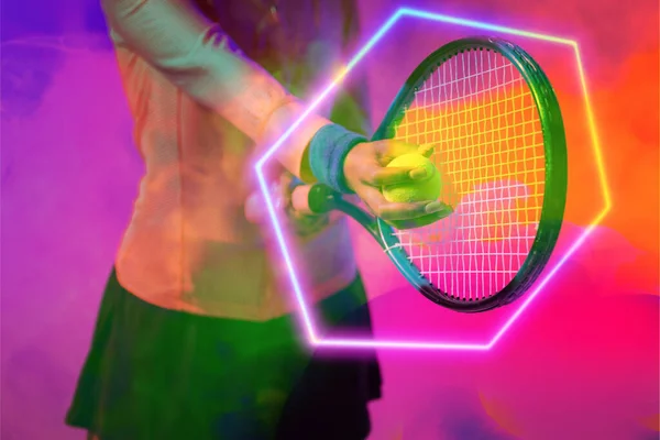 アフリカ系アメリカ人女子テニス選手の中盤では 六角形の照明でラケットでボールを提供しています コピースペース 複合体 スポーツ マッチと抽象的な概念 — ストック写真