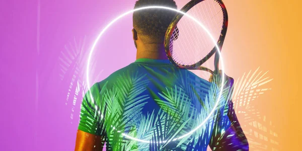 Aydınlatılmış Çember Afrikalı Amerikalı Erkek Tenisçinin Raket Tutarken Dikiz Aynasından — Stok fotoğraf