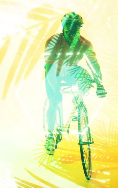 Afrikkalainen Amerikkalainen Mies Pyöräilijä Ratsastus Pyörä Turvavarusteet Yli Valaistu Keltaisia — kuvapankkivalokuva