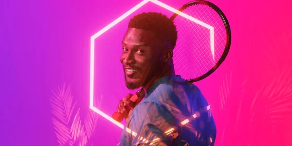 Beleuchtete Pflanzen Und Sechseck Über Glücklichen Afrikanisch Amerikanischen Männlichen Tennisspieler — Stockfoto