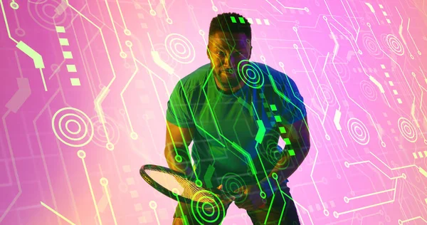 Jogador Tênis Afro Americano Segurando Raquete Sobre Linhas Iluminadas Formas — Fotografia de Stock