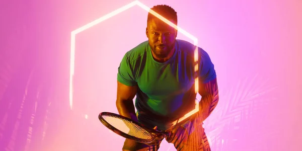 Hexágono Iluminado Sobre Jogador Afro Americano Masculino Segurando Raquete Tênis — Fotografia de Stock