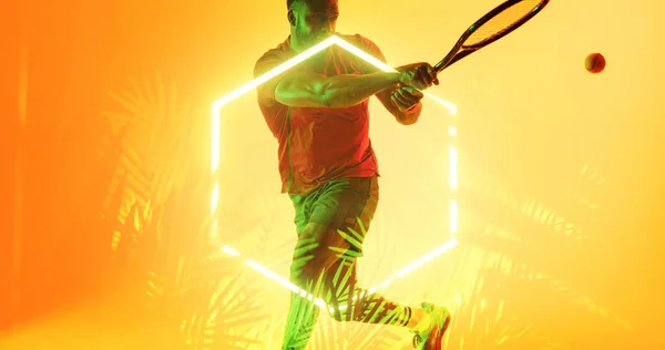 アフリカ系アメリカ人選手は 六角形と植物に照らされたラケットとボールでテニスをします コピースペース 複合体 スポーツ 一致し 抽象的な概念 — ストック写真