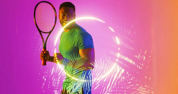 快乐的非洲裔美国网球选手手握球拍 由灯火通明的植物和圆圈组成 复制空间 比赛和抽象概念 — 图库照片