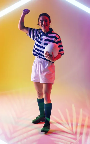 Felice Giocatore Rugby Femminile Caucasico Che Tiene Palla Alza Mano — Foto Stock