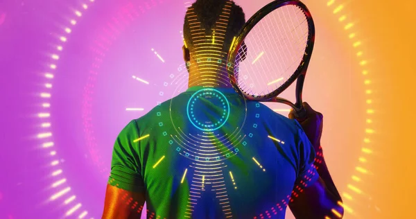 Patrones Circulares Iluminados Sobre Vista Trasera Del Jugador Tenis Afroamericano —  Fotos de Stock