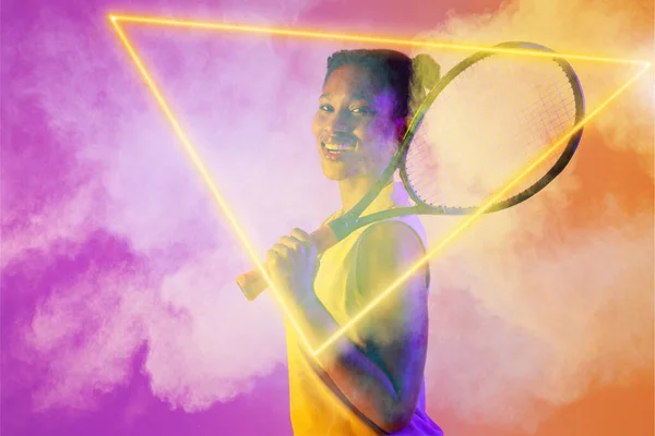 Lächelnde Afrikanisch Amerikanische Tennisspielerin Mit Schläger Inmitten Von Rauch Beleuchteten — Stockfoto