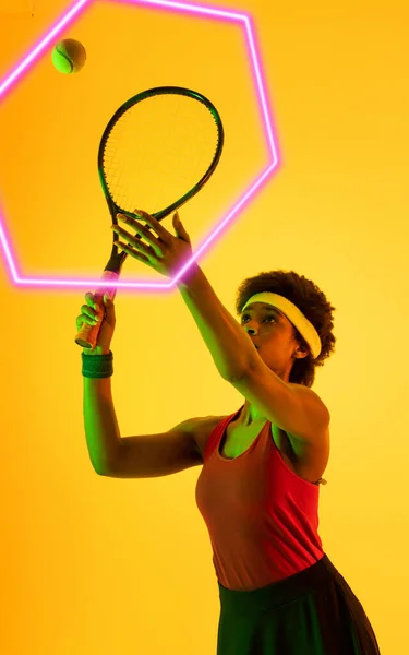 Africký Americký Tenista Ženského Tenisu Trefil Míček Raketou Osvětleným Šestiúhelníkem — Stock fotografie