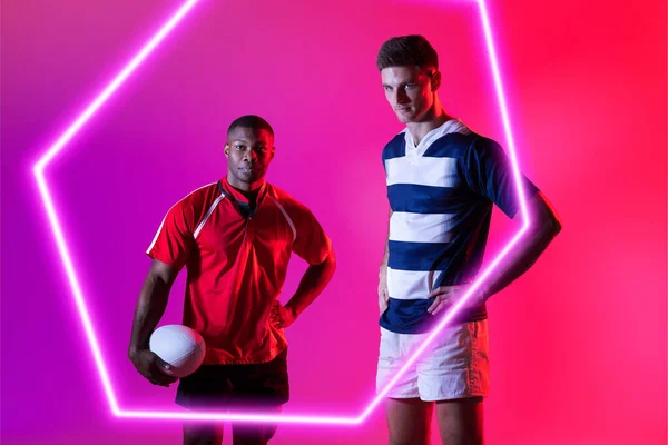 Opositores Rugby Masculino Multirraciales Con Pelota Pie Por Hexágono Iluminado —  Fotos de Stock