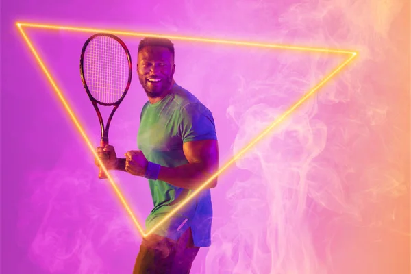 Aydınlatılmış Üçgenle Yumruklarını Sallayan Afro Amerikan Erkek Tenisçi Boşluğu Kopyala — Stok fotoğraf