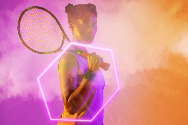 輝く六角形によって煙の中でラケットを保持アフリカ系アメリカ人女性テニス選手を自信を持って コピースペース 複合体 スポーツ マッチと抽象的な概念 — ストック写真