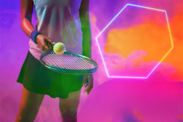 Middel Van Afro Amerikaanse Vrouwelijke Tennisspeler Met Bal Racket Door — Stockfoto