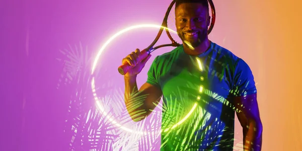照明された植物や笑顔アフリカ系アメリカ人男性選手テニスラケットを保持上の円 コピースペース 自信を持って スポーツ 自然再生 マッチと抽象 — ストック写真