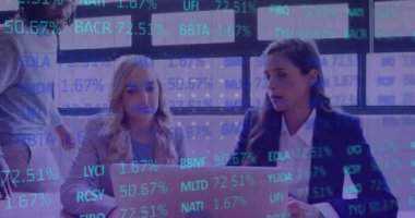 Ofisteki çeşitli iş adamları üzerinde veri işleme animasyonu. Küresel iş ve dijital arayüz kavramı, dijital olarak oluşturulmuş video.