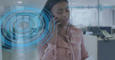 Çift ırklı iş kadını üzerinde tarama yaparak veri işleme animasyonu. Küresel iş, bilgisayar ve dijital arayüz kavramı dijital olarak oluşturulmuş video.