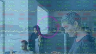 Akıllı telefon kullanan melez bir kadın üzerinde veri işleme animasyonu. Küresel iş ve dijital arayüz kavramı, dijital olarak oluşturulmuş video.