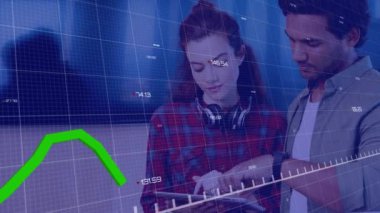 İstatistiksel veri işleme ve çeşitli erkek ve kadın meslektaşların ofiste tartışmalarının animasyonu. İş veri teknolojisi kavramı