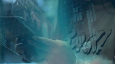 Tablet kullanan melez bir kadın üzerinde veri işleme animasyonu. Küresel iş ve dijital arayüz kavramı, dijital olarak oluşturulmuş video.