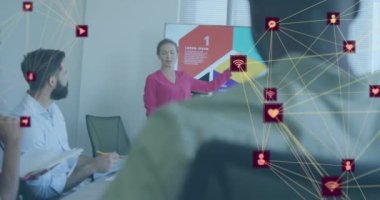 Ofiste sunum yapan beyaz bir kadına karşı iki küresel dijital ikon animasyonu. Küresel ağ ve iş teknolojisi kavramı