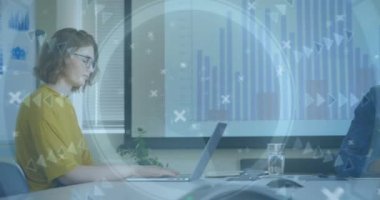 Çeşitli iş adamları üzerinde yapılan taramaların animasyonu. Küresel iş, finans ve dijital arayüz kavramı dijital olarak oluşturulmuş video.