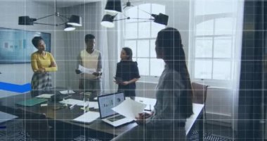 Ofisteki çeşitli iş adamları üzerinde veri işleme animasyonu. Küresel iş ve dijital arayüz kavramı, dijital olarak oluşturulmuş video.