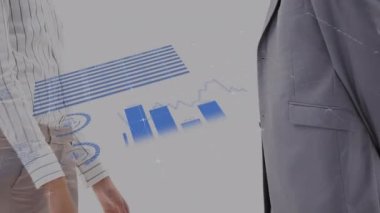 İş adamı ve iş kadınının orta kesiminde veri işleme animasyonu el sıkışıyor. İş veri teknolojisi kavramı