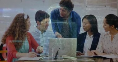 Ofiste dizüstü bilgisayarla tartışan çeşitli meslektaşlar üzerinde siber güvenlik veri işleme animasyonu. Siber güvenlik ve iş teknolojisi kavramı