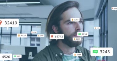 Çeşitli iş adamlarından çok sayılarla sosyal medya simgelerinin animasyonu. Küresel iş, sosyal medya ve dijital arayüz kavramı dijital olarak oluşturulmuş video.