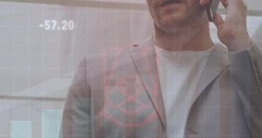 Kafkas iş adamının akıllı telefondan konuştuğu veri işleme animasyonu. Küresel iş ve dijital arayüz kavramı, dijital olarak oluşturulmuş video.