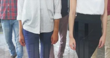 İstatistiksel veri işlemenin animasyonu. Ofiste birlikte yürüyen çeşitli meslektaşlardan oluşan bir ekiple ilgili. İş veri teknolojisi kavramı