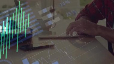 Bu video, finansal verileri işlemek için tablet bilgisayar kullanan bir işadamını gösteriyor. Video, dijital ticaretin küresel erişimini ve verilerin hangi kolaylıkla işlenebileceğini vurguluyor.