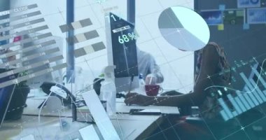 Afro-Amerikan iş kadını üzerine finansal veri işleme animasyonu. Küresel iş, finans ve dijital arayüz kavramı dijital olarak oluşturulmuş video.