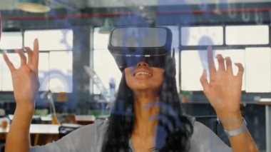 VR kulaklık kullanan iki ırklı iş kadınının veri işleme simgelerinin animasyonu. Küresel iş, bilgisayar ve dijital arayüz kavramı dijital olarak oluşturulmuş video.