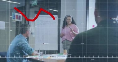 Ofiste sunum yapan melez bir kadının istatistiksel veri işleme animasyonu. İş veri teknolojisi kavramı
