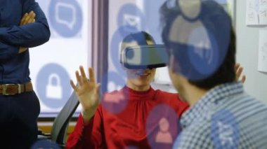 Ofiste VR kulaklık takan beyaz bir kadın için dijital simgelerin ve veri işlemlerinin canlandırılması. Gelecekçi iş teknolojisi kavramı